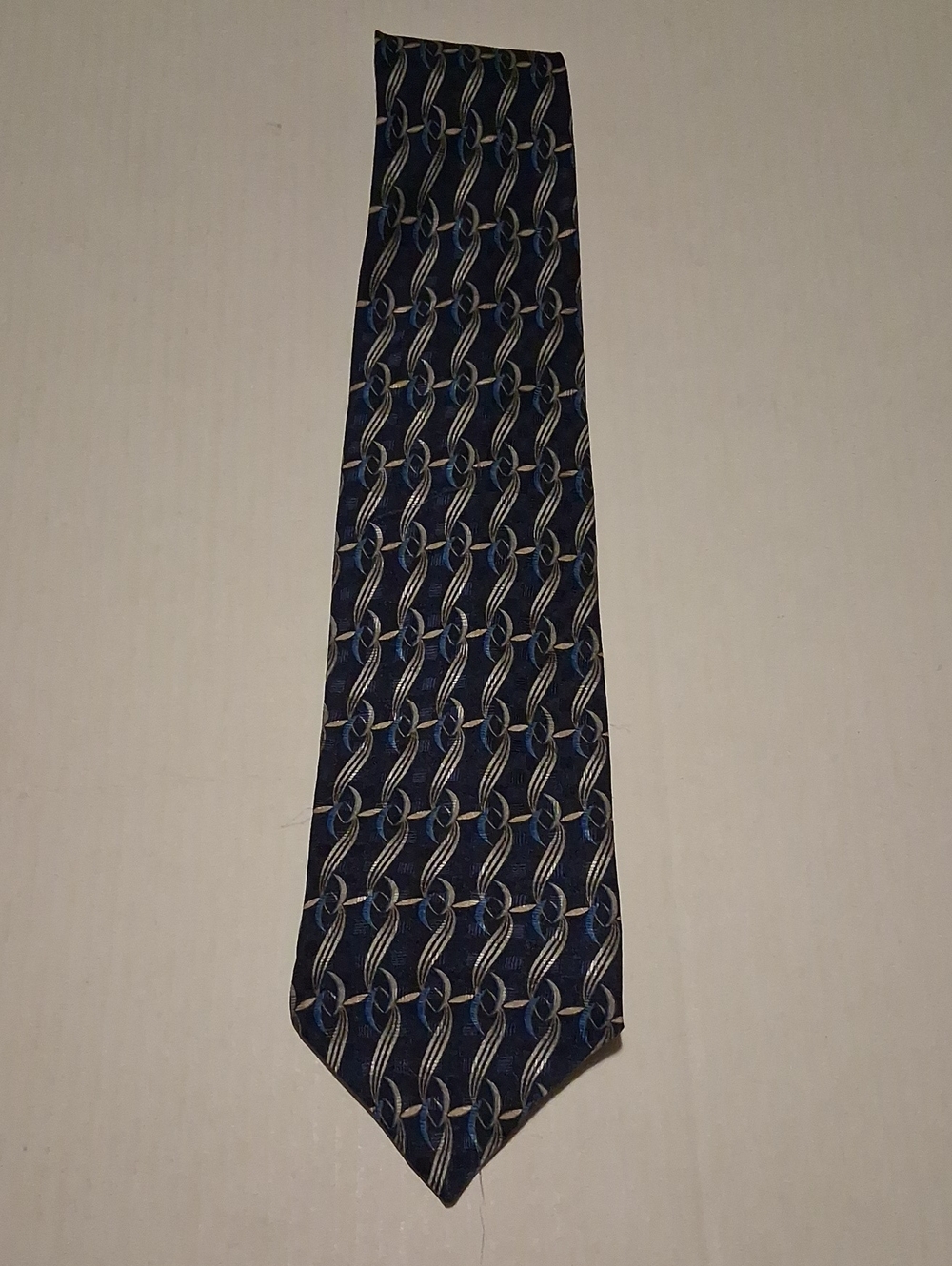AVANZINI Classic Blue Geometric Link Pattern Men’s 100% Silk Tie.